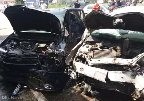 Accident grav în Bacău. Şase persoane au fost rănite. Şoferul unuia dintre autoturisme a rămas încarcerat