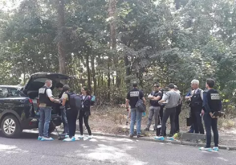 O româncă de 28 de ani a fost înjunghiată și jefuită în stradă, la Paris