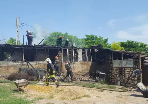Zece fraţi din Giurgiu au rămas pe drumuri, după ce casa le-a ars în întregime