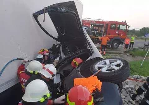 Un TIR a strivit o maşină într-un gard, apoi a intrat într-o casă, în Bacău. Un om a murit și alți doi au fost răniți