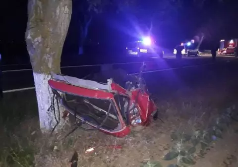 Doi tineri au murit, iar prietenul lor este în comă, după ce maşina lor s-a rupt în două