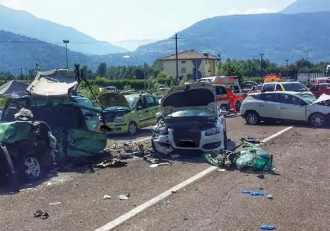 Accident grav cu 6 maşini şi 12 victime, provocat de o depăşire ratată a unui român, în Italia