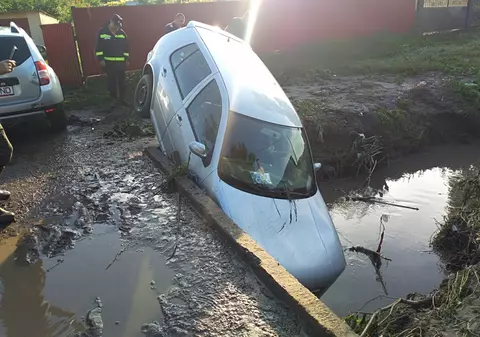 Imaginile dezastrului, într-un sat din Vaslui! Mașini luate de ape, case și curți inundate (FOTO & VIDEO)