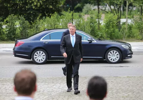 Președintele Klaus Iohannis și-a lansat noua carte la Alba Iulia | FOTO