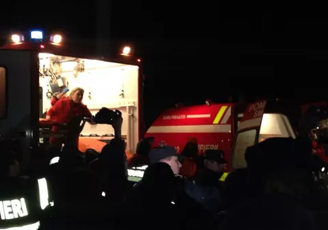 Patru tineri aflați într-o căruță au căzut într-o prăpastie. Au sunat la 112 dar telefonul s-a descărcat. Ce s-a întâmplat după