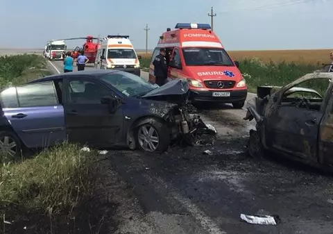 VIDEO și FOTO | Accident grav pe DN 2A. Trei răniţi, după o coliziune auto frontală. Una dintre maşini a luat foc