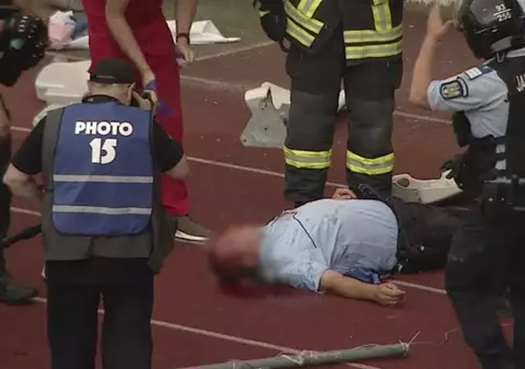 Suporterul clujean care a aruncat cu scaunul în jandarm a fost prins și este cercetat pentru tentativă de omor