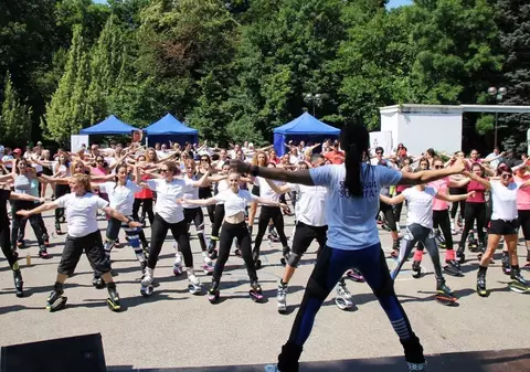 Kinga Sebestyen a făcut Kangoo Jumps caritabil cu 600 de oameni, în Parcul Herăstrău
