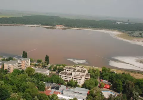 Fenomen ciudat la Lacul Sărat. Apa a devenit portocalie, iar lacul este în pericol