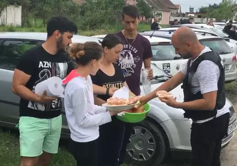 VIDEO | Gestul făcut de locuitorii din Izvin pentru polițiștii care îl caută pe asasinul polițistului Cristian Amariei