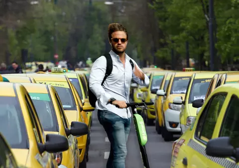 Povestea unei false amenințări comise de taximetriști la adresa trotinetelor, care a devenit articol plătit și, mai apoi, știre!