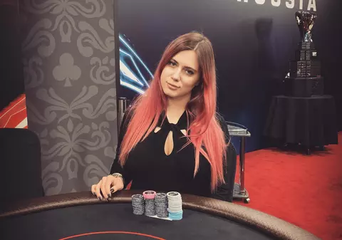 Cea mai sexy jucătoare de poker din Rusia a murit electrocutată în timp ce-și încărca telefonul în baie