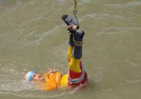 Un magician indian, care a încercat trucul celebru al lui Houdini, a dispărut în râu