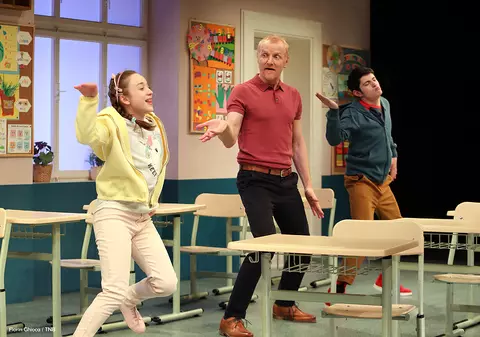 Recomandările culturale ale săptămânii. Despre școală, cu spectacolul “Class”, și o descoperim pe Yvonne Hasan, artista plină de libertatea și curiozitate