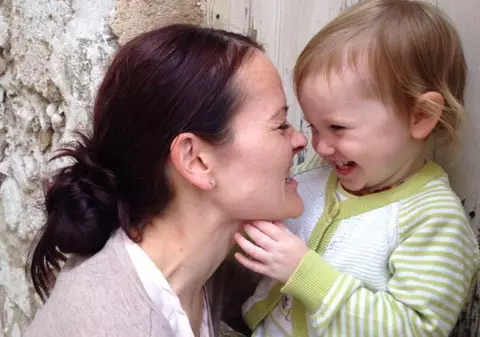 FOTO | O mamă a murit de cancer după ce a refuzat tratamentul în favoarea unei diete vegane