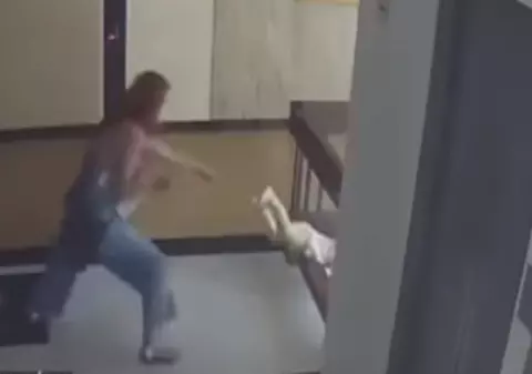 VIDEO | O mamă și-a scăpat copilul din vedere o secundă, iar acesta a fost aproape de o tragedie. Femeia a avut un reflex uimitor și l-a salvat