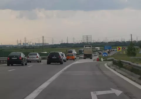 Final de minivacanță. Traficul pe A1 și A2 este aglomerat pe sensul spre București. Se circulă bară la bară pe drumul dinspre munte