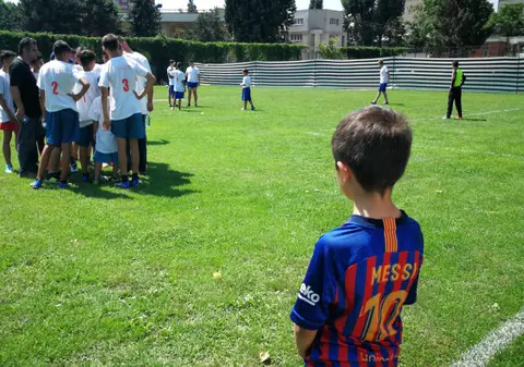 Fotbal și prăjituri. Ionel Ganea a dat startul la Cupa Șansa Ta, pentru copii din centrele de plasament