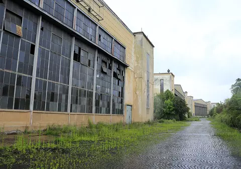 FOTO | Platforma Iadului. „Rulmentul” Brașov, pe vremuri mândria socialismului românesc, a ajuns o ruină!