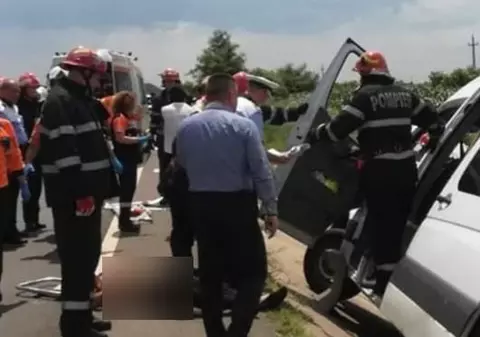 Microbuz răsturnat în urma unui accident cumplit în Giurgiu. Un copil a murit, iar alte șase persoane au fost rănite / FOTO