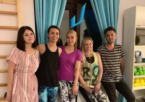 Mihaela Cernea, fosta cântăreață din trupa Class, și-a făcut sală de yoga. “Fac sport mult, de aici și afacerea asta”