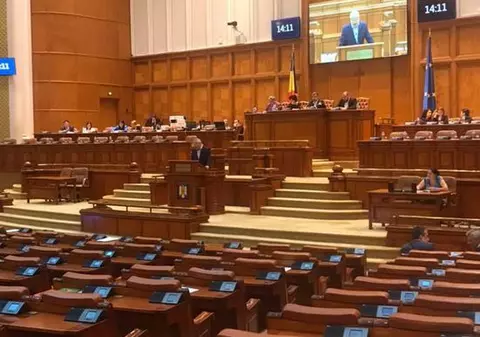 Moţiunea de cenzură a fost citită într-un Parlament aproape gol. Votul se dă marți