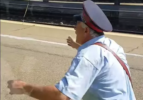 VIDEO | Scene comice în Gara de Nord. "Nașul" trenului București-Târgoviște, uitat pe peron