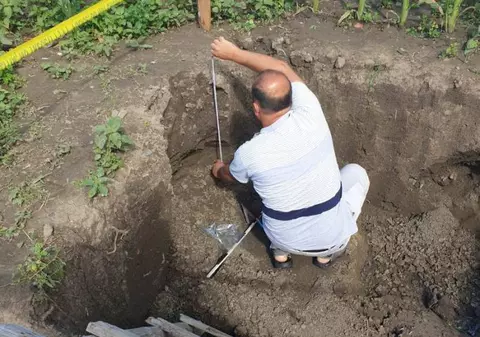 Un prahovean a săpat o groapă pentru o fosă septică, dar a avut o surpriză. A chemat criminaliștii