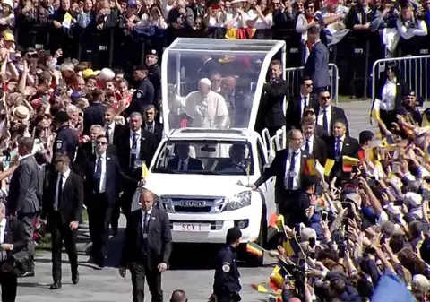 Un preot din Blaj a găsit 5.000 de euro într-o toaletă, în timpul vizitei Papei Francisc!