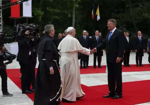 FOTO | Fotografia publicată de Klaus Iohannis după ce l-a reîntâlnit pe Papa Francisc la Blaj