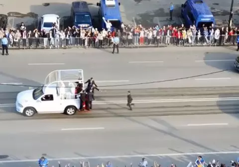 VIDEO | Moment haios în timpul vizitei Papei în România. Agent de securitate ajutat de colegi să urce în papamobilul aflat în mers