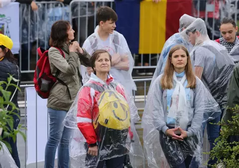 VIDEO | Cum l-au așteptat credincioșii din Iași pe Papa Francisc: „De-abia aștept să fac un selfie cu el”