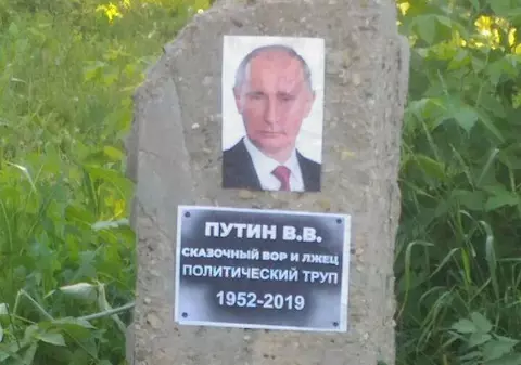 Rușii au umplut țara de pietre funerare cu figura lui Putin