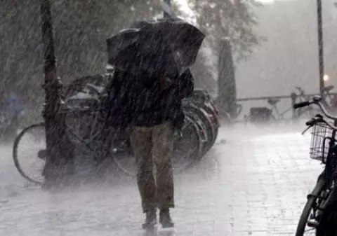 Avertizare meteo nowcasting: Cod roşu de grindină şi averse torenţiale în Neamţ