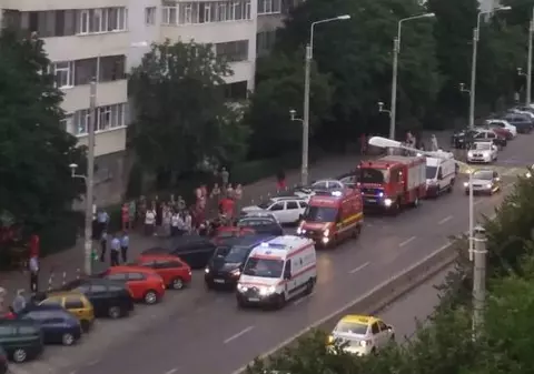 O femeie s-a aruncat de la etajul opt al unui bloc din Ploiești. Ea n-a vrut să-și înmormânteze mama, decedată de o săptămână