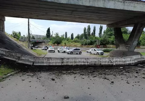 Pod prăbușit în Buzău, vineri dimineață. Nu sunt victime, dar traficul este blocat
