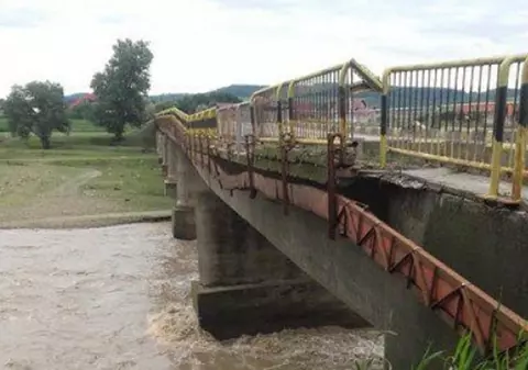 Circulație închisă pe DN 7, joi şi vineri, la Topoloveni. Se lucrează la podul peste râul Carcinov