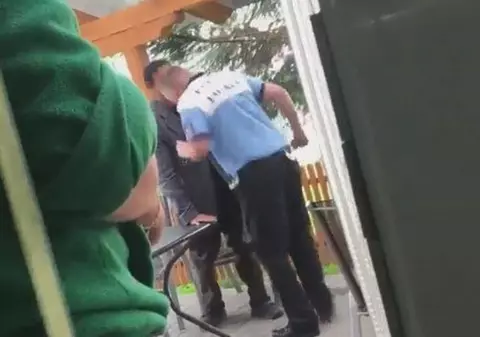 Polițist local din Timiș, filmat în timp ce lovește un cerșetor cu capul în gură. Primar: „Va fi sancționat” / VIDEO