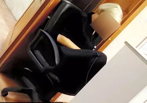 Polițistă locală din Oradea, fotografiată cu picioarele pe birou și ochii în telefon la serviciu. Reacția șefilor