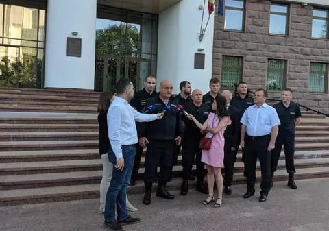 Mai mulți polițiști din Republica Moldova au anunțat că recunosc Guvernul Maia Sandu și se vor subordona noilor șefi din Ministerul de Interne. "Un act de mare curaj, un act de mare demnitate"