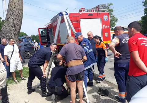 Un bărbat a căzut într-un canal descoperit, în Odobești, Vrancea. Victima a fost scoasă după zeci de minute |FOTO