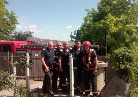 Femeie din Tulcea căzută într-o fântână, salvată de pompieri într-o misiune contracronometru |VIDEO