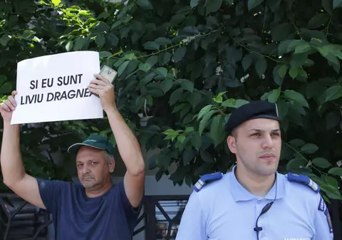 FOTO | Protest la Cotroceni. Mai mulți oameni au cerut eliberarea lui Liviu Dragnea și demisia lui Iohannis