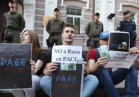 Rusia e reprimită în Europa drepturilor omului și a democrației, deși le calcă în picioare pe amândouă