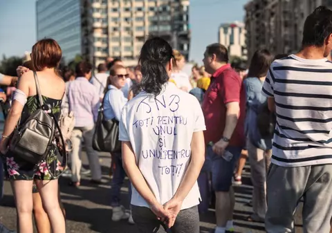 Protest al artiștilor în Piața Victoriei. Sute de oameni condamnă concedierile masive din teatre. Mihai Călin: „Va fi jale din septembrie încolo. Sunt spectacole care nu se pot juca” | FOTO/VIDEO