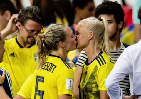 Poveste de iubire în fotbal. Suedeza Eriksson și daneza Harder s-au sărutat pe teren. Au sărbătorit calificarea Suediei în ”sferturile” Cupei Mondiale