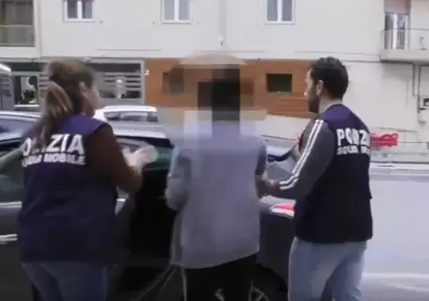 VIDEO | O româncă din Italia și-a obligat fata de 13 ani să se prostitueze. Printre clienți s-a aflat și un bătrân de 90 de ani!