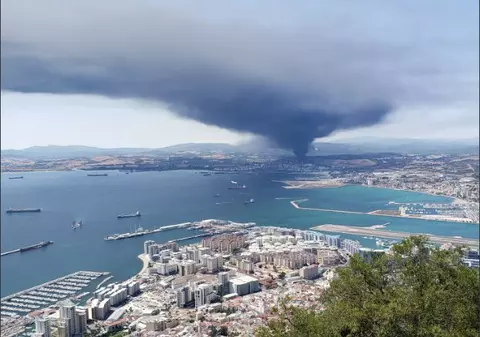 Incendiu la un combinat chimic din Spania. Un nor uriaș deasupra orașului San Roque