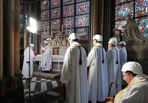 FOTO | Prima slujbă în Catedrala Notre-Dame a fost oficiată de preoți cu căști de protecție pe cap