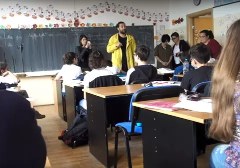 Smiley i-a urat „La mulți ani” unui copil cu probleme, terorizat de colegi. Artistul a ținut un discurs despre bullying în fața clasei, la o școală din Rahova